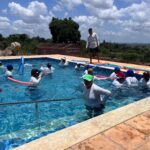 Idosos participam da aula inaugural na piscina da ASSIM