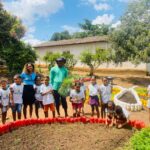 Mãos na terra e aprendizado: alunos do Educasan vivenciam o plantio na horta